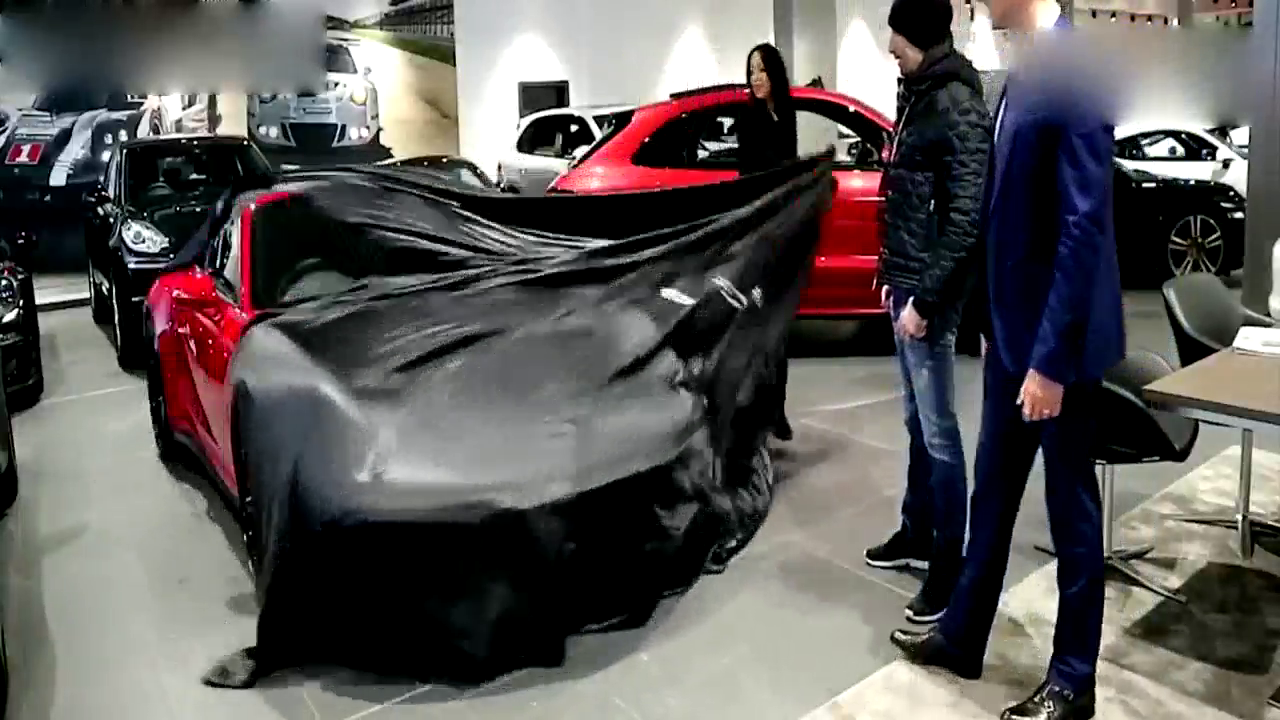 女销售拉开跑车遮车布的那瞬间，顾客不由自主的连连后退
