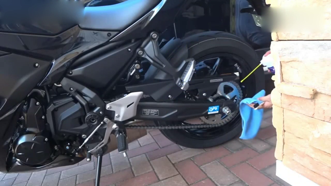 学生保养新买的摩托车发现时不对，原来是台二手改装车，气坏了