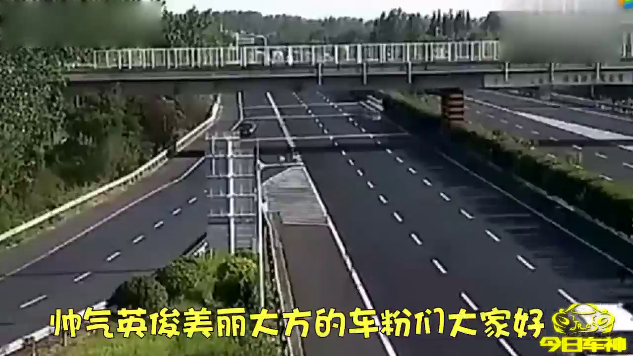 男子在大道路口急转挤停大卡车，司机发怒冲上车顶！