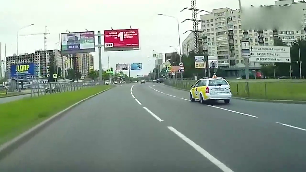 出租车霸道过路口，有车也不管，撞车只能怪自己