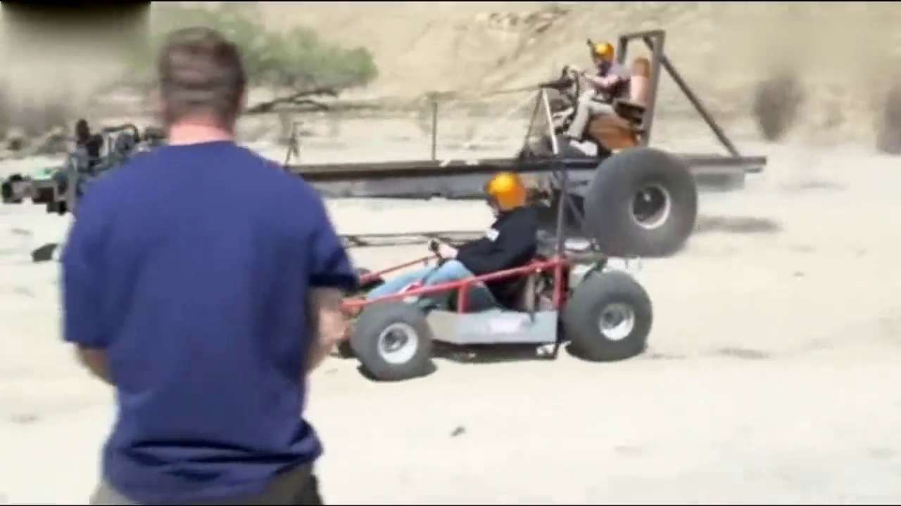 农民用拖拉机改装成的柴油跑车，跑起来把职业赛车手都吓一跳