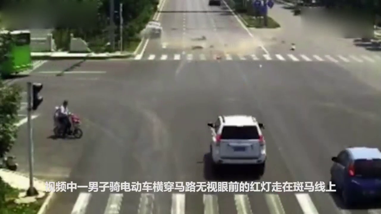 电动车强闯红灯，看到出租车出现的那一刻，我松了口气！