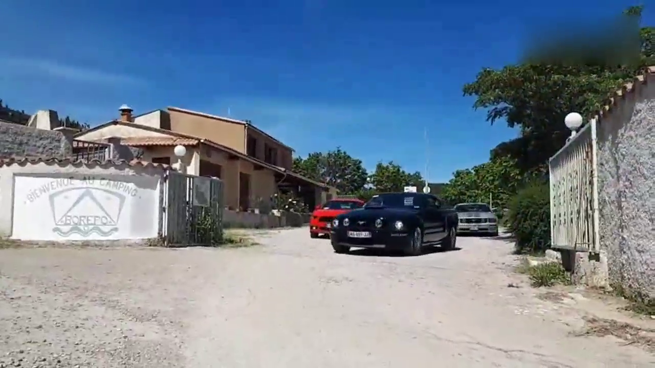 路上出现了很多豪华的跑车，很多都叫不出名字