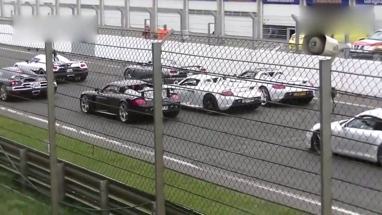 多辆跑车围栏下嗮排气声浪 一波未平一波又起
