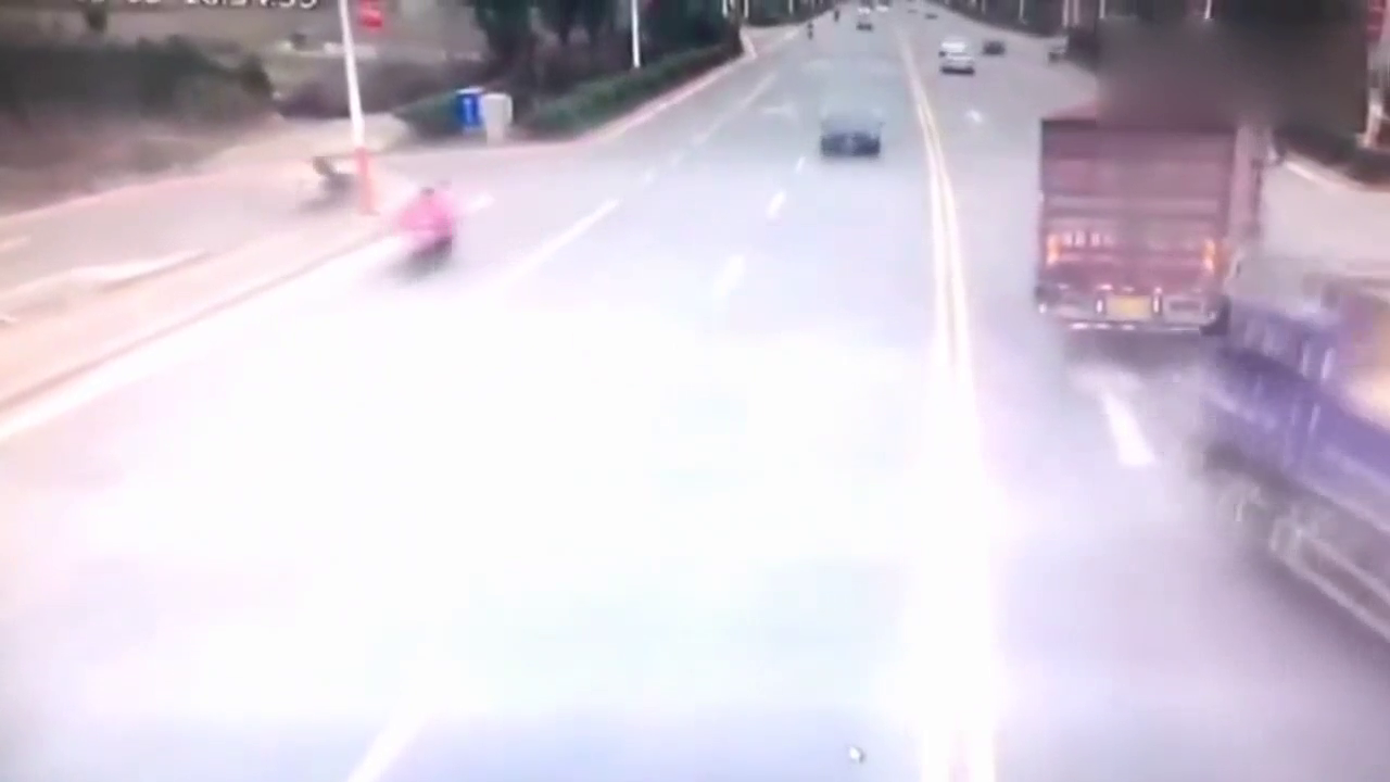 大卡车都冒烟了才停下，而一旁的小轿车实在万幸！