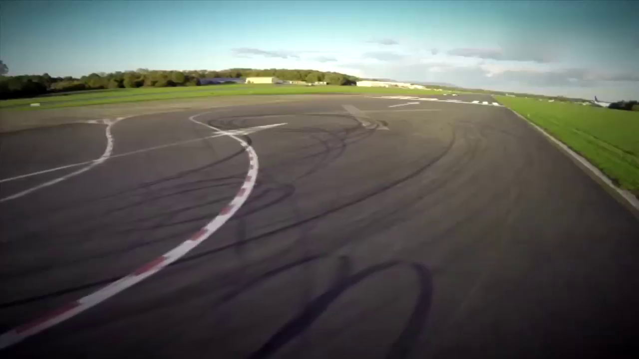 奔驰跑车，纯白色的车身给你一种纯洁的感觉