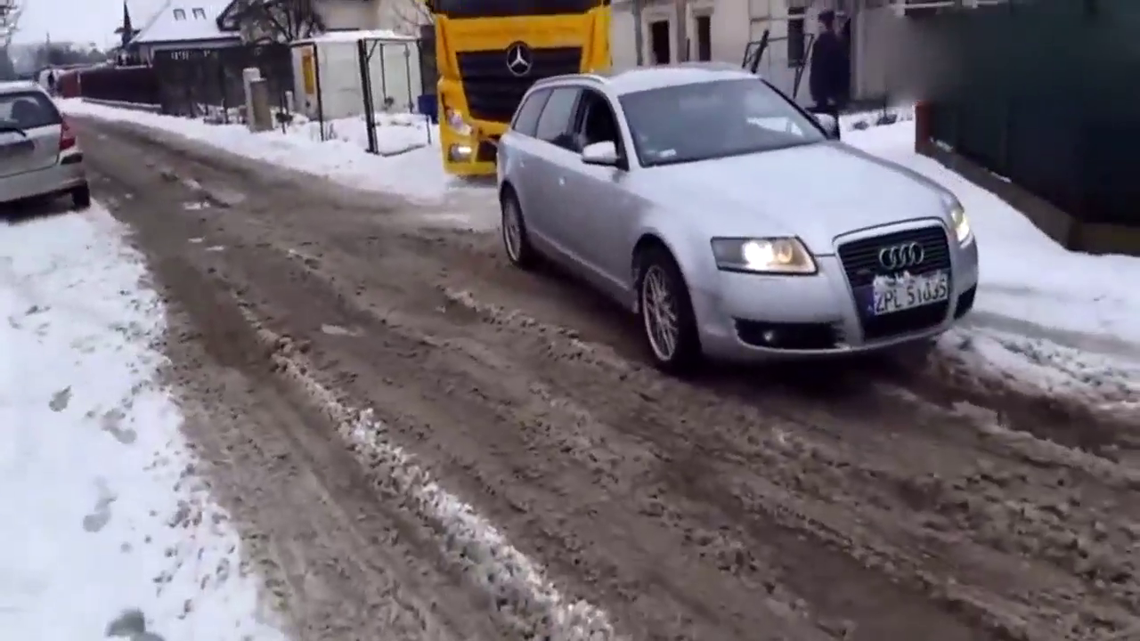 奥迪营救被困奔驰卡车，一脚油门下去才是霸气的开始！