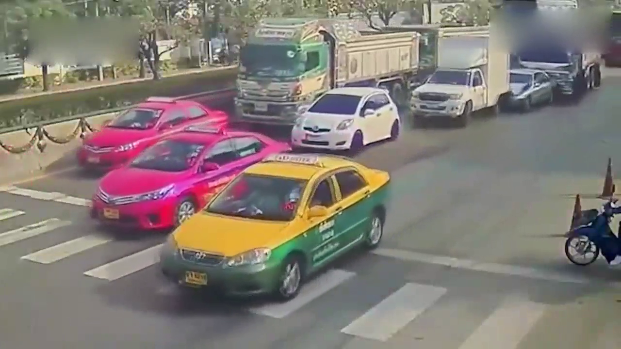 狂野卡车强势追尾，中间小车司机吓尿