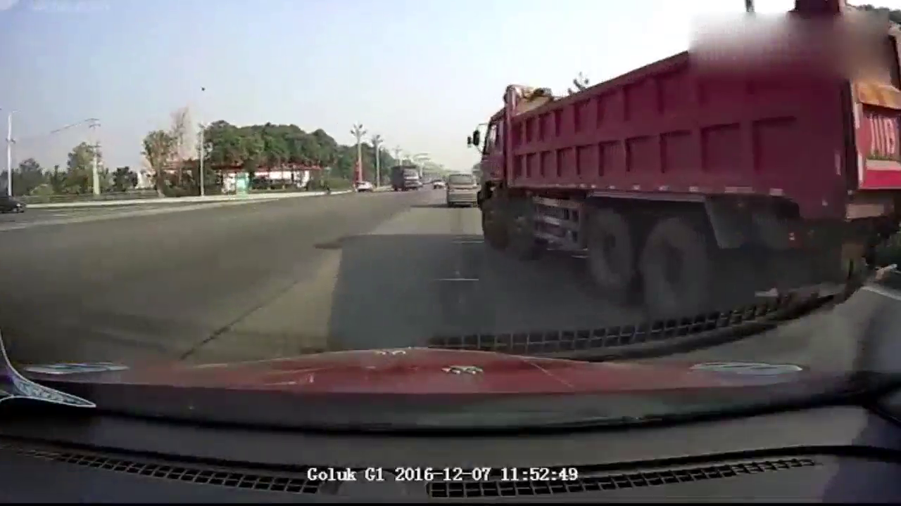 大卡车突然变道，老司机吓得虎躯一震