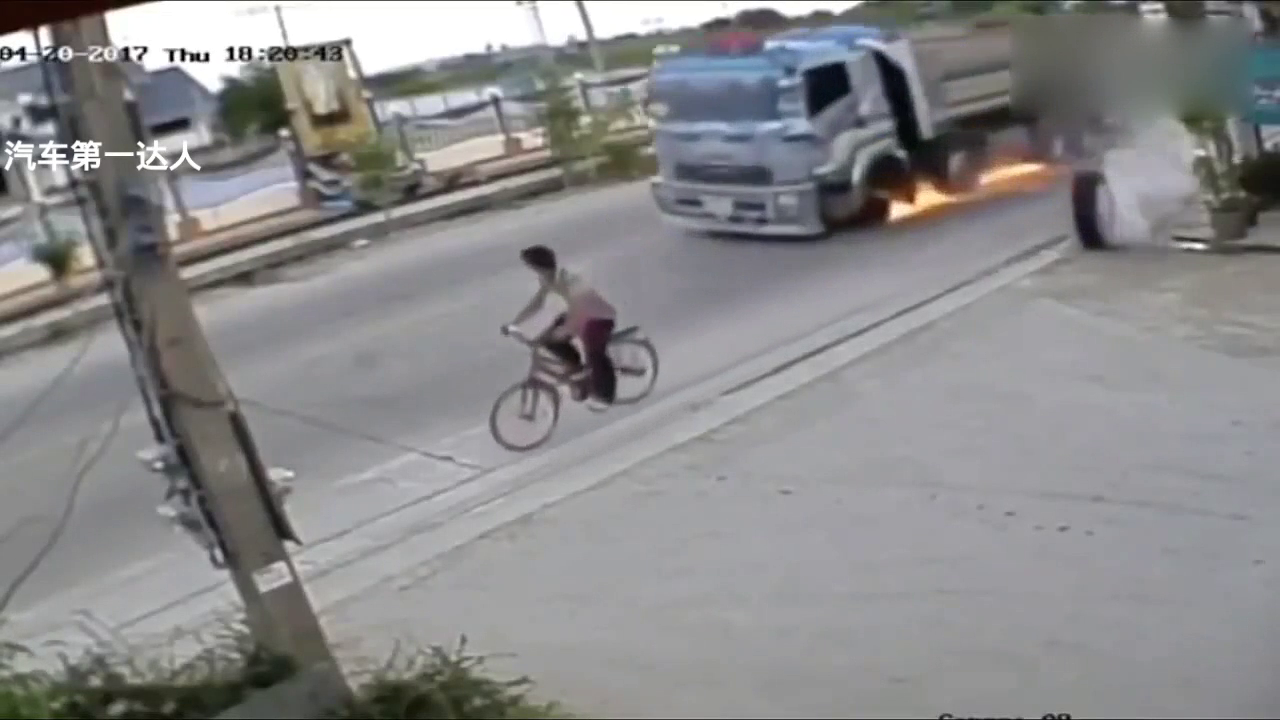 大卡车前轮脱落，淡定小伙捡条命