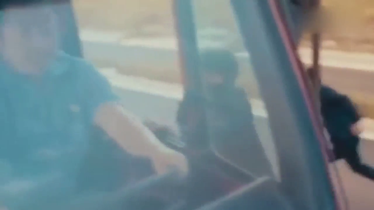 场地赛车上马路碰到法拉利跑车，瞬间把法拉利比下去！