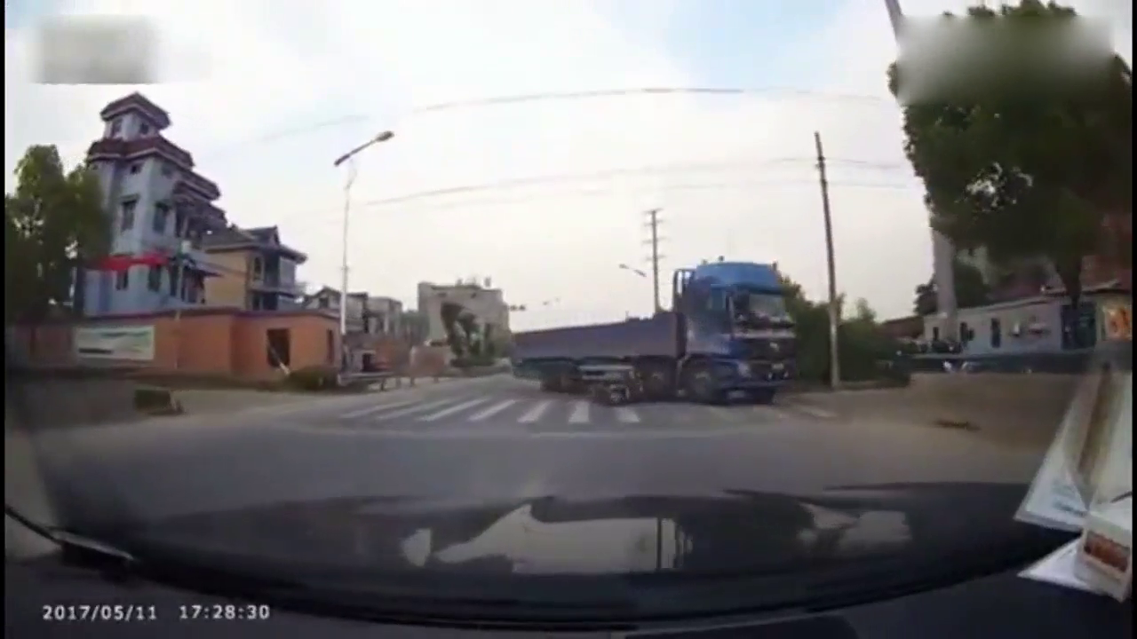 大卡车过弯，电瓶车主自己送到车轮下的，怪谁