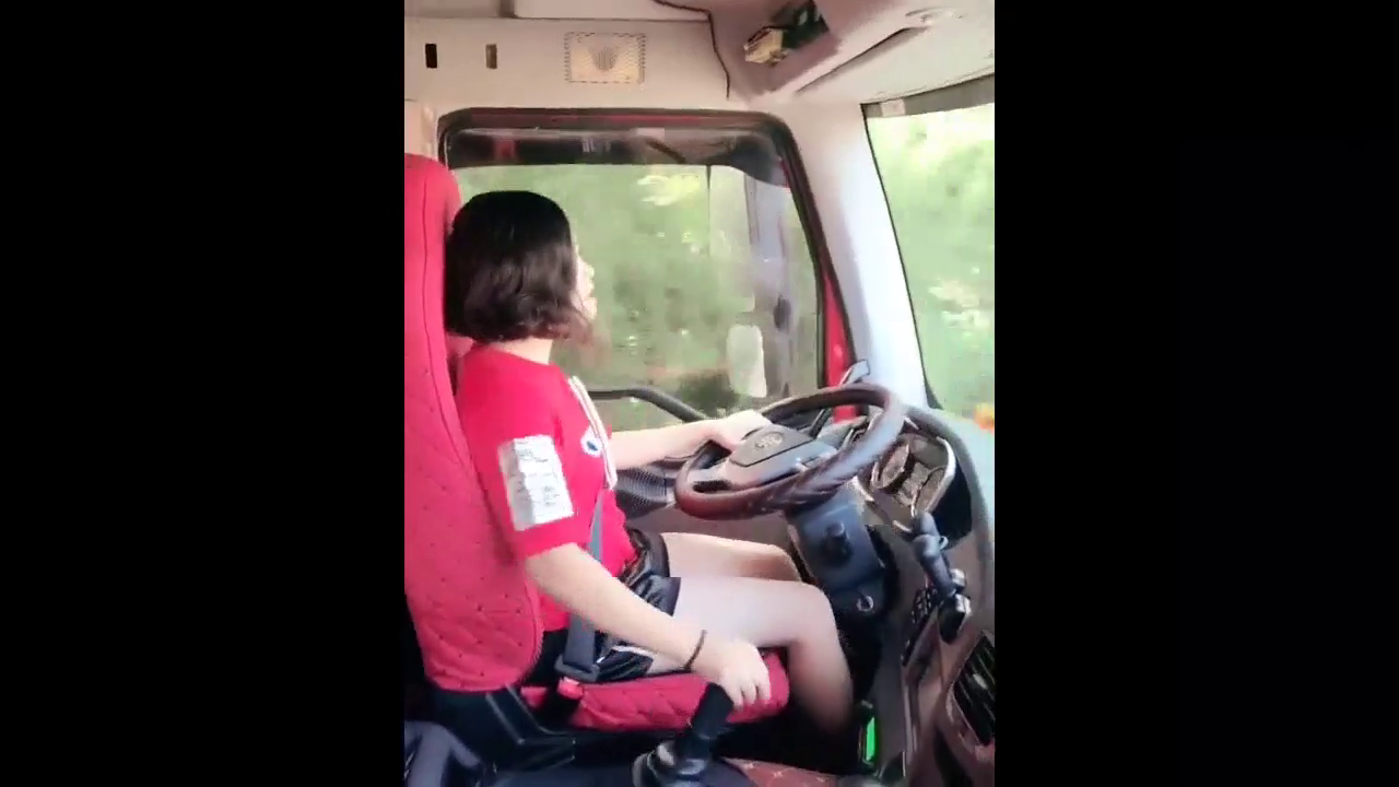 大卡车跑到乡村小道掉不过头了！