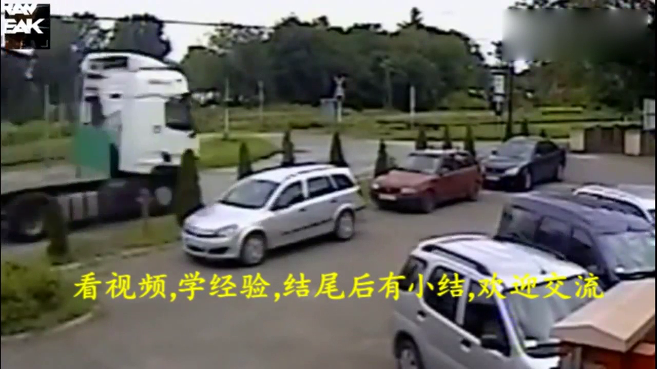 大卡车跟火车抢行，被瞬间秒成了渣渣