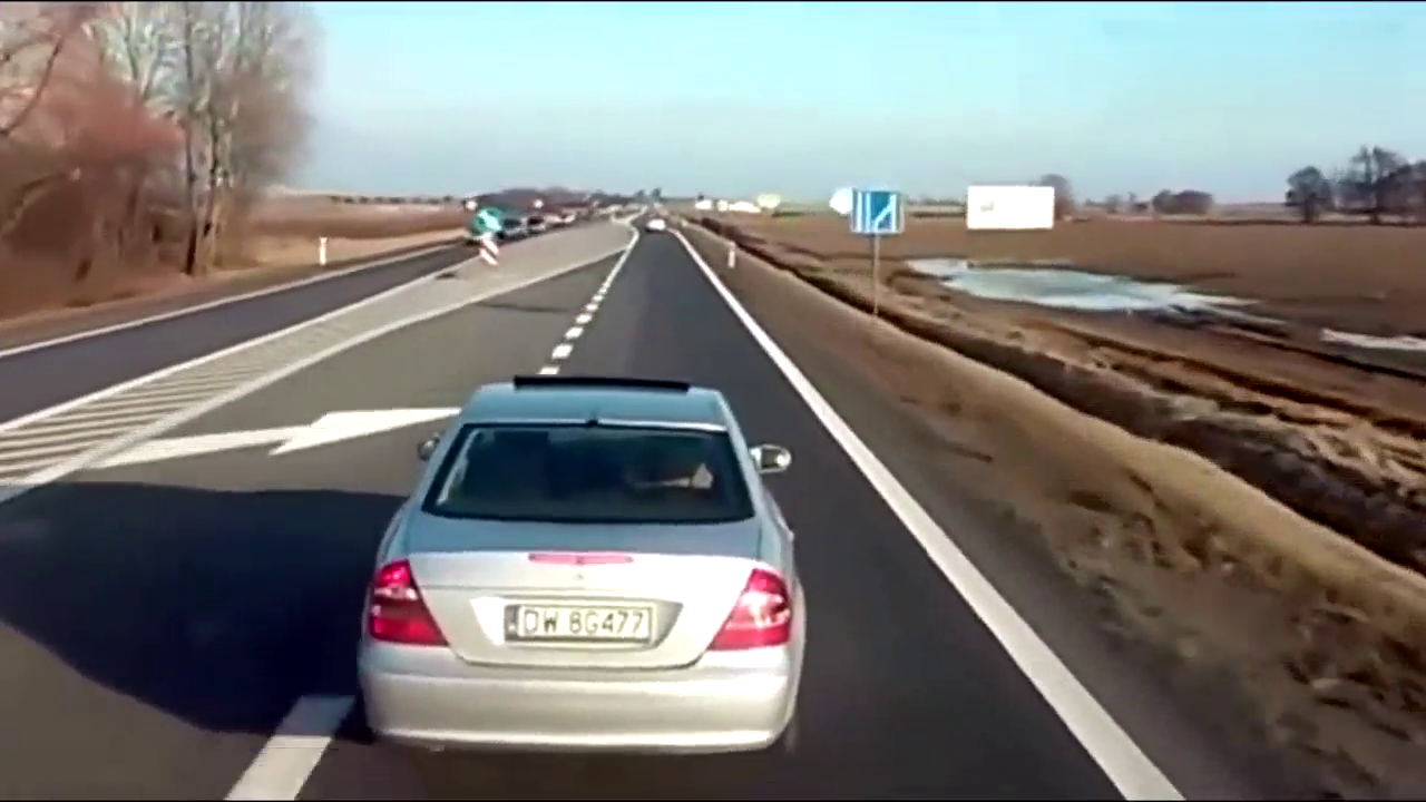 福特轿车高速上别停57吨大卡车后，记录仪拍下卡车无助的3秒