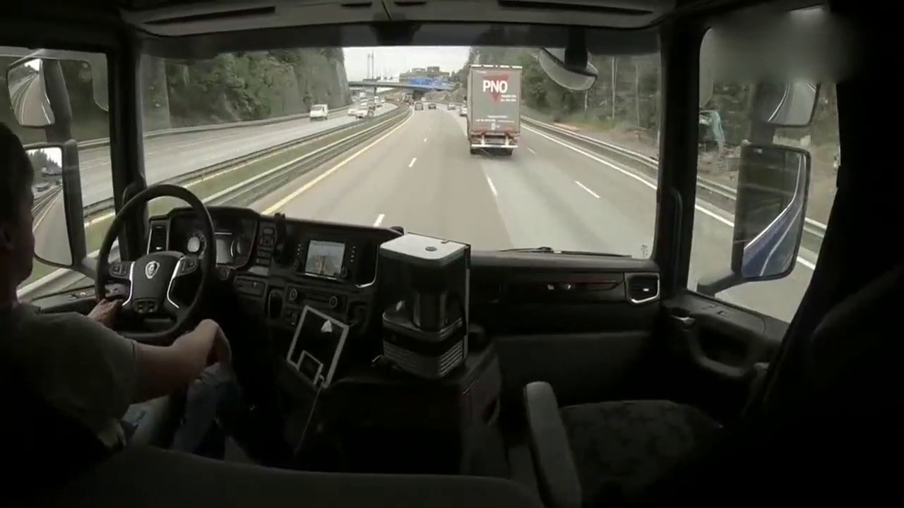 竟超出一美女, 130万的 斯堪尼亚 卡车，这才是速度与激情！