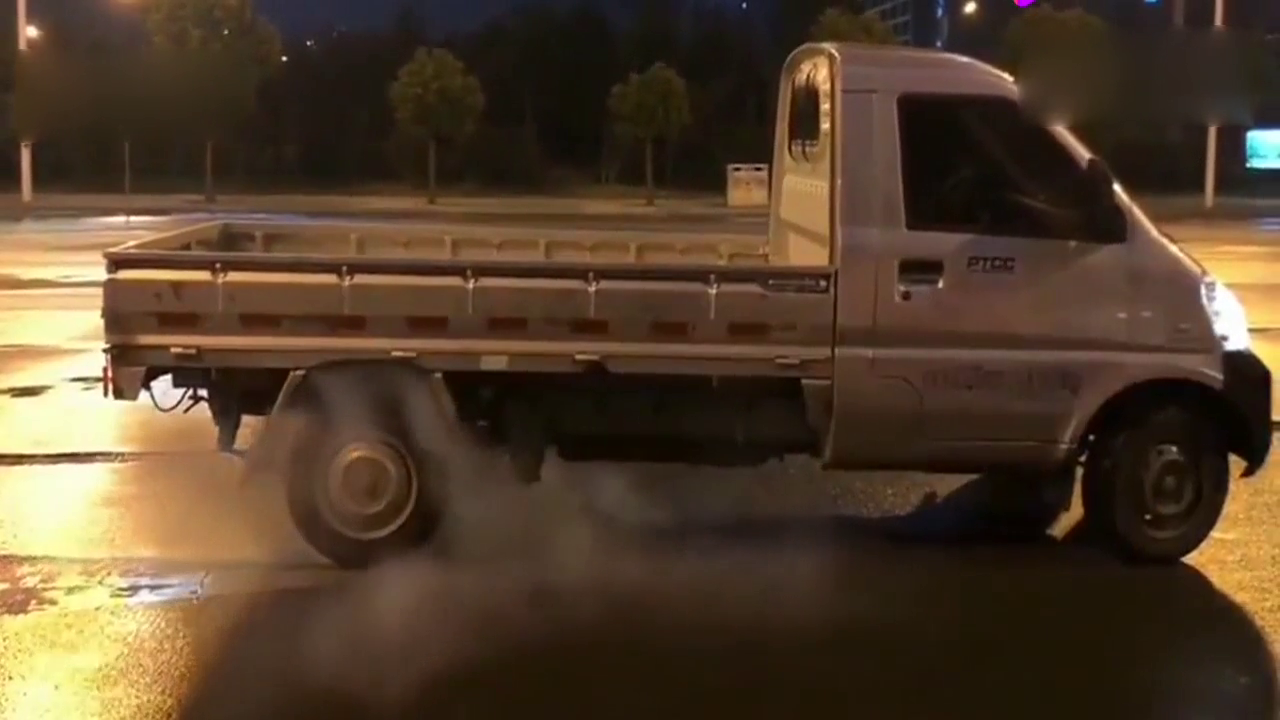 小卡车烧胎起步，难怪美女要跳脚