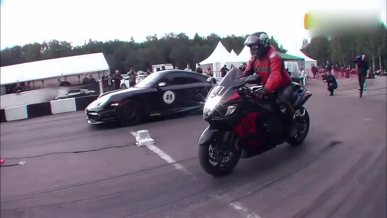 保时捷跑车输给了摩托车 速度好快