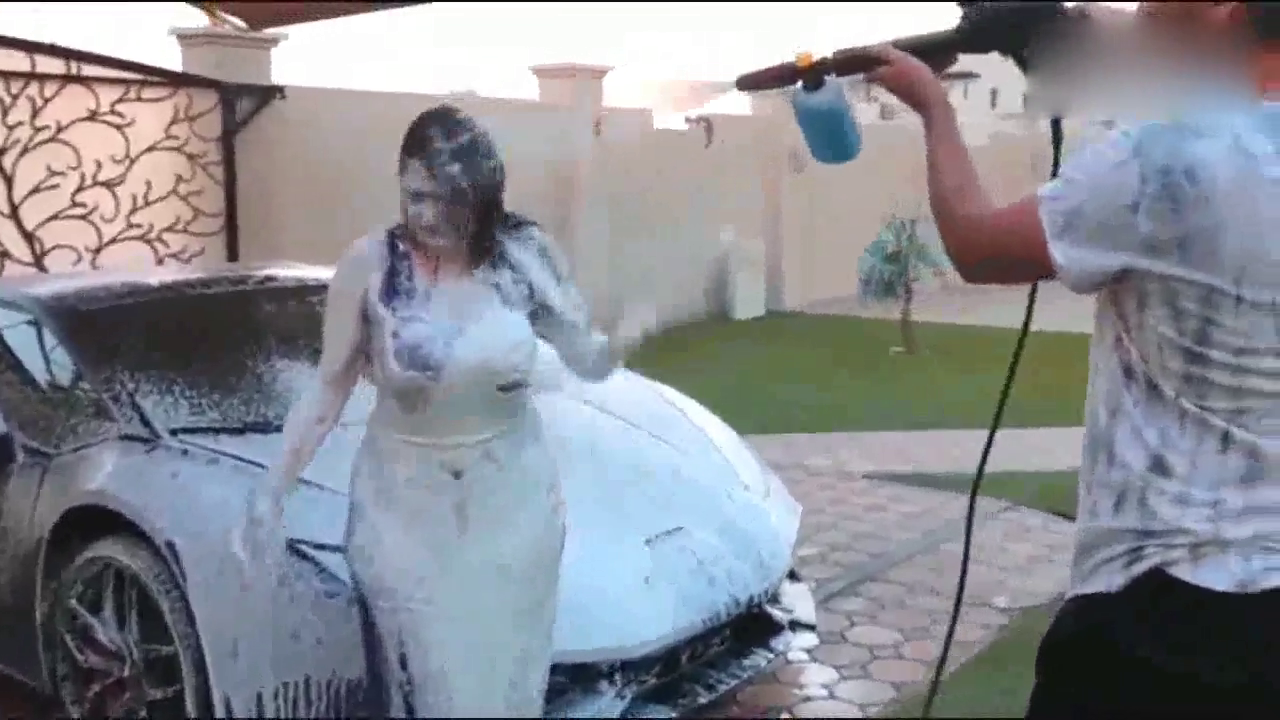 被弟弟惹恼后，姐姐把弟弟价值5亿的跑车卖了，弟弟懵圈了