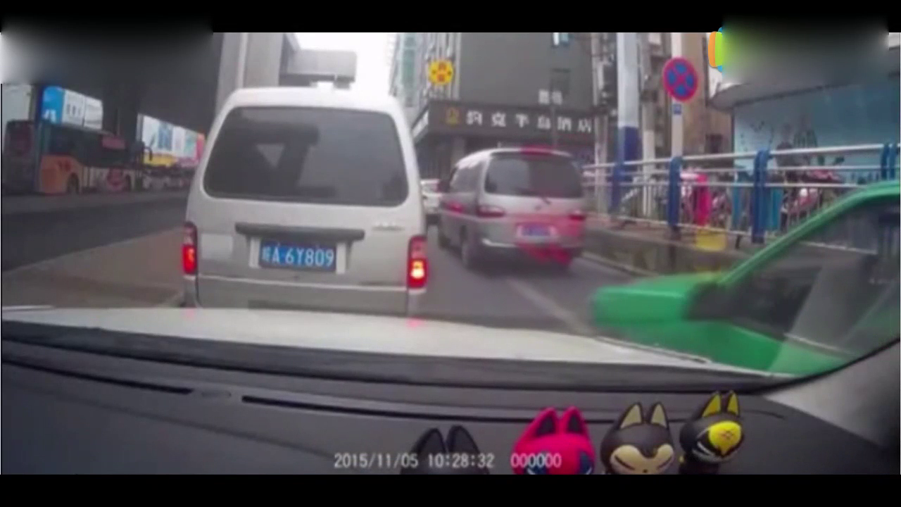 出租车强势变道， 后车司机实在没忍住！