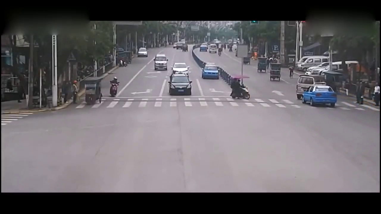 出租车急甩方向，还是撞上了横穿的电动车