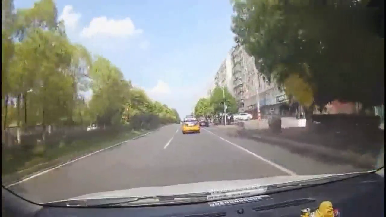 出租车突然停车，毫无防备的视频车，狠狠的撞了上去！