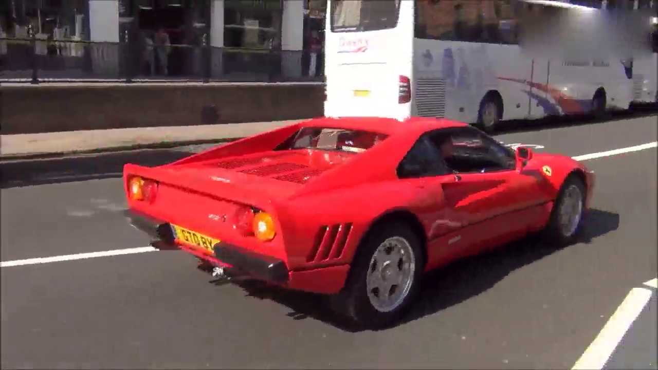 街头偶遇两辆罕见的超级跑车 十分亮眼！