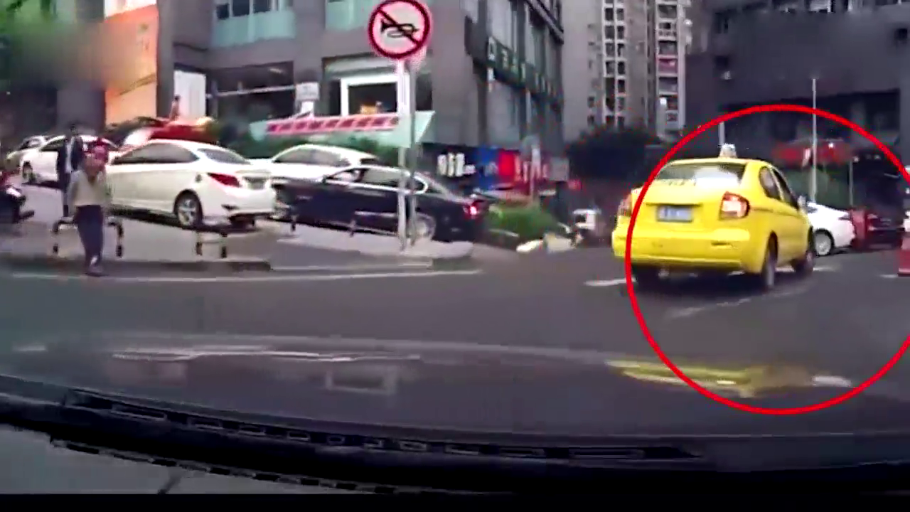出租车在路口刮倒了摩托车，长安福特记录下了这一幕