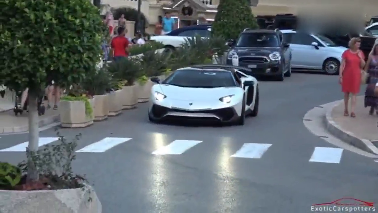 街拍超级跑车，最后出场的这辆限量款法拉利才是最霸气的