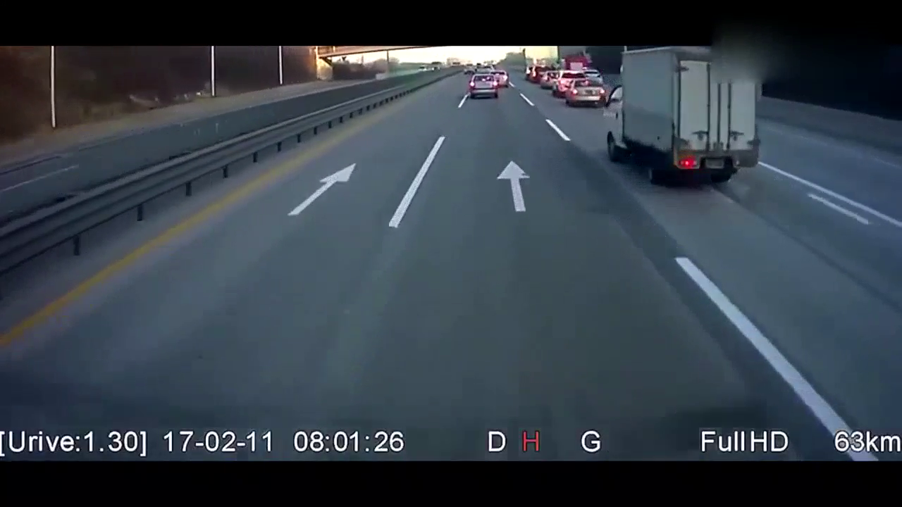 出租车随意变道加塞，大货车可没让着他