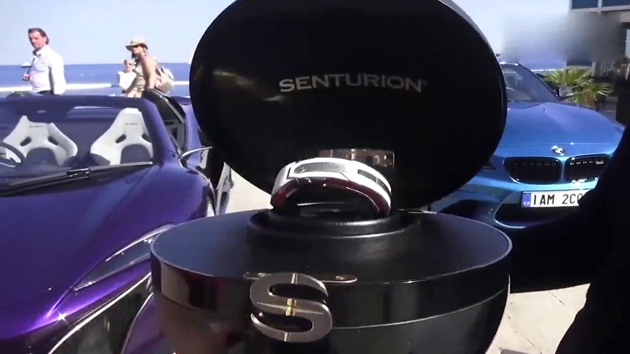 打开“球状”物体的那一刻，网友：原来跑车的钥匙这么豪华！