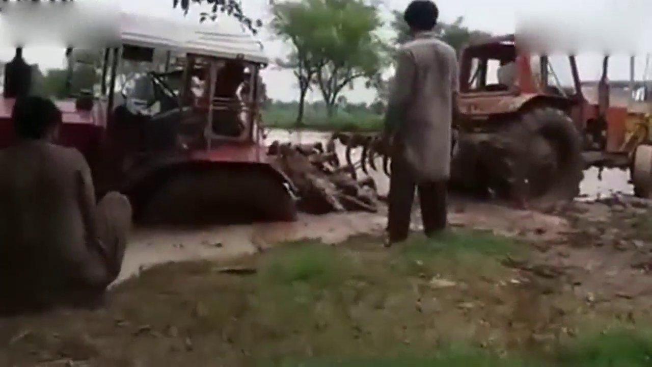 印度人开拖拉机简直就是开挂 竟然能开出跑车的感觉实在是厉害