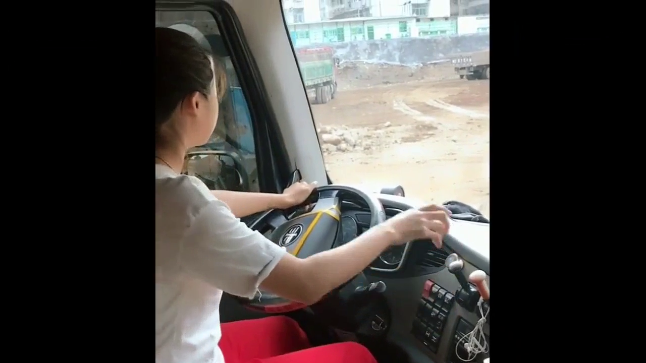 美女驾驶大卡车的技术真不是盖的，男人看了都汗颜！