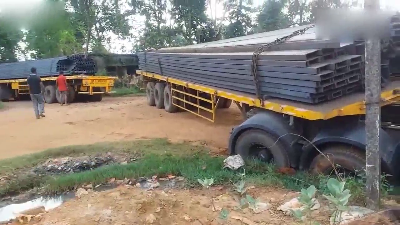 把卡车开成这样也只有印度人了, 哪里有沟往哪开