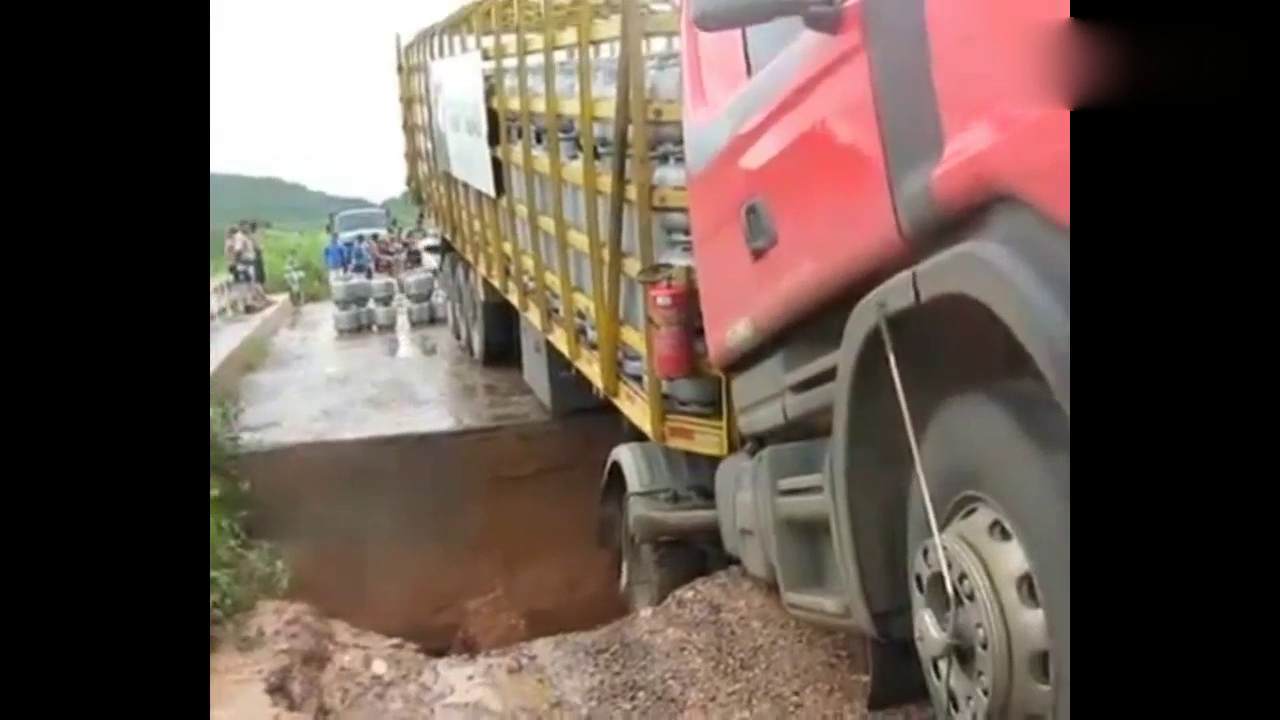 卡车不了解状况直接冲上去，结果掉坑里面了