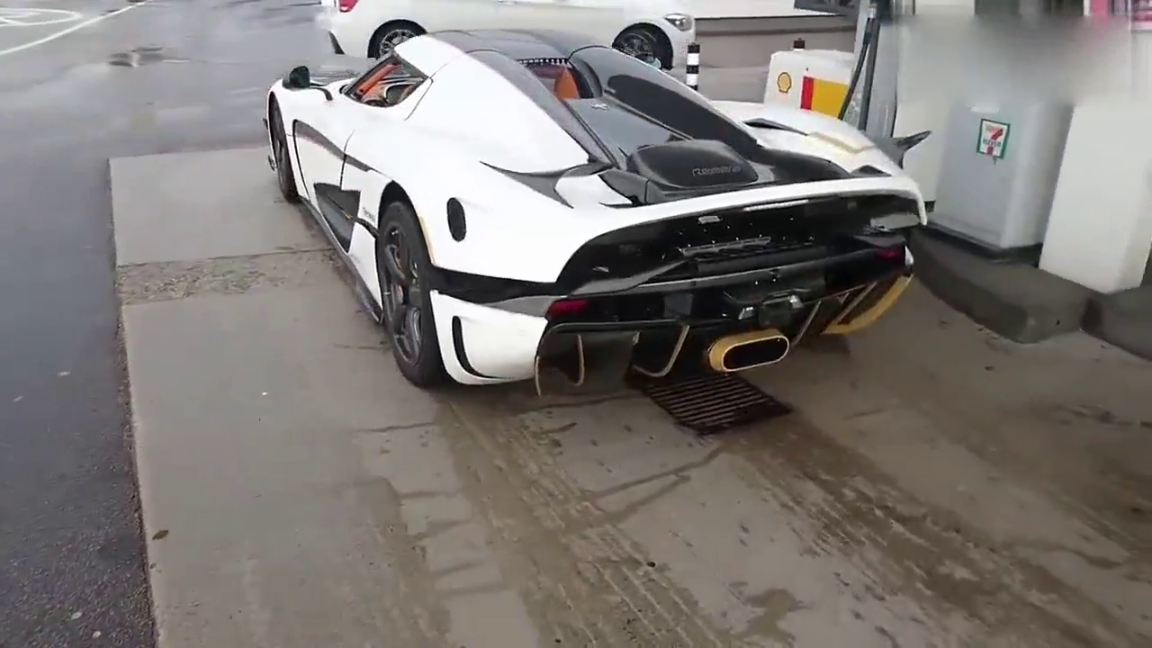 加油站偶遇4000万的超级跑车，这才是真的霸气！