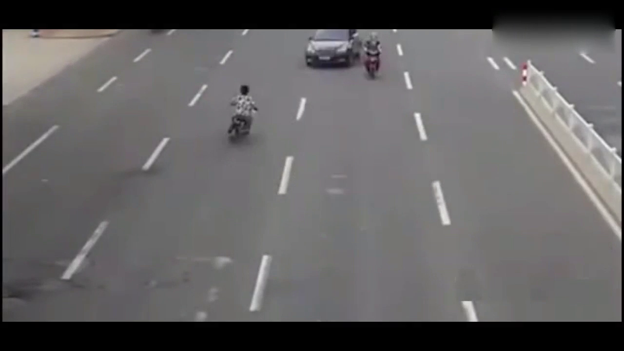 电动车闯红灯，结果悲剧发生了