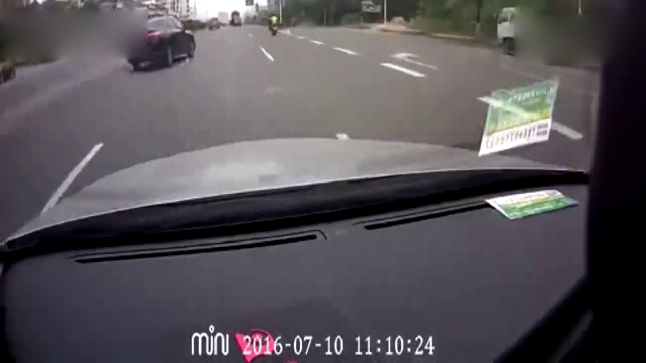 电动车路口突然横穿，日产车为闪避和后车追尾，谁的锅？