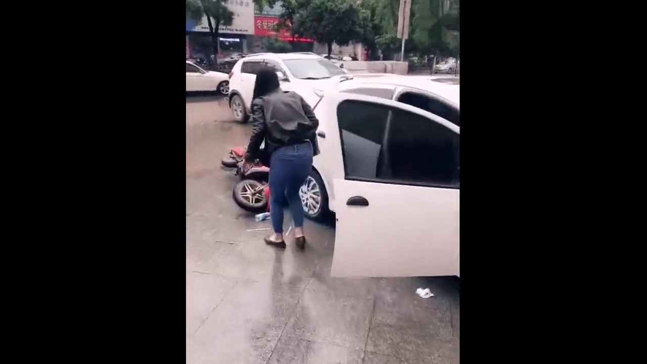 电动车撞上豪车，车主的一句话，小伙子感动哭了，好人一生平安
