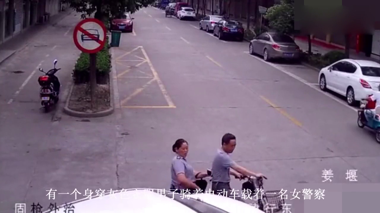 轿车路边进行倒车，电动车看到还不停车，场面不忍直视！