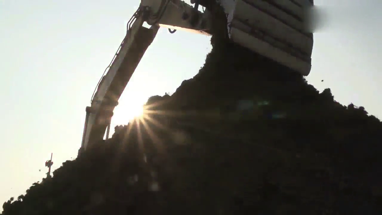 码头卸货抓斗，一铲至少半卡车