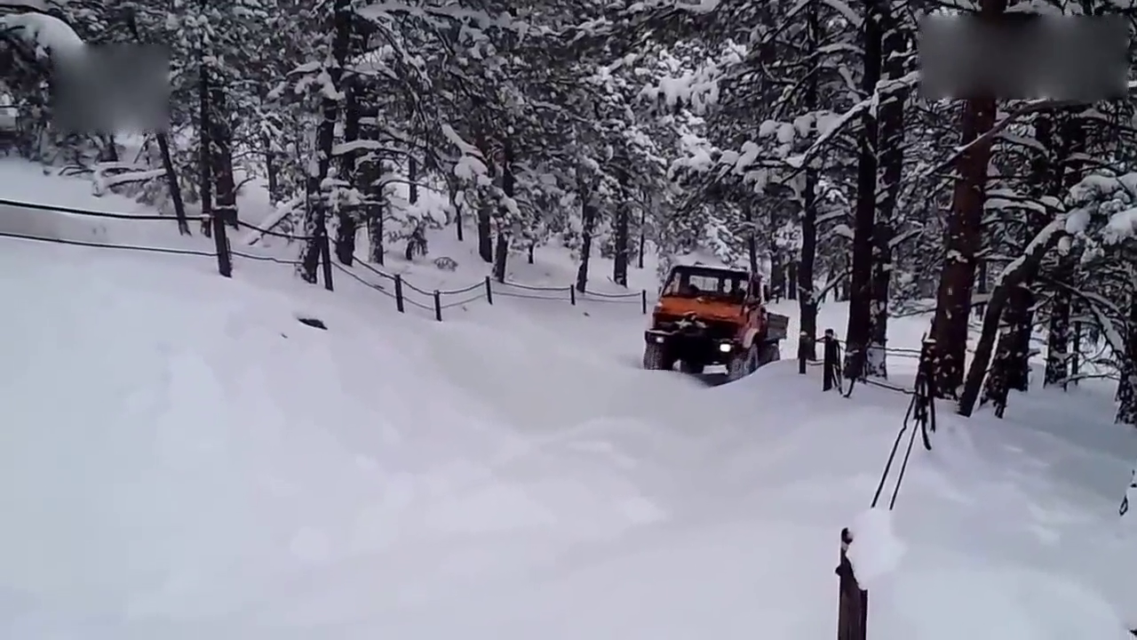 全轮驱动的奔驰越野卡车有多强悍？穿越雪地那都是小意思！