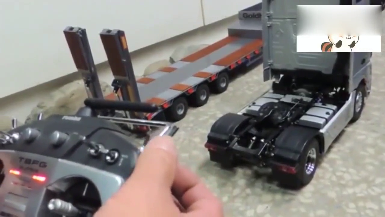 价值5000元的奔驰卡车, 按下启动键后, 才明白有多霸气!