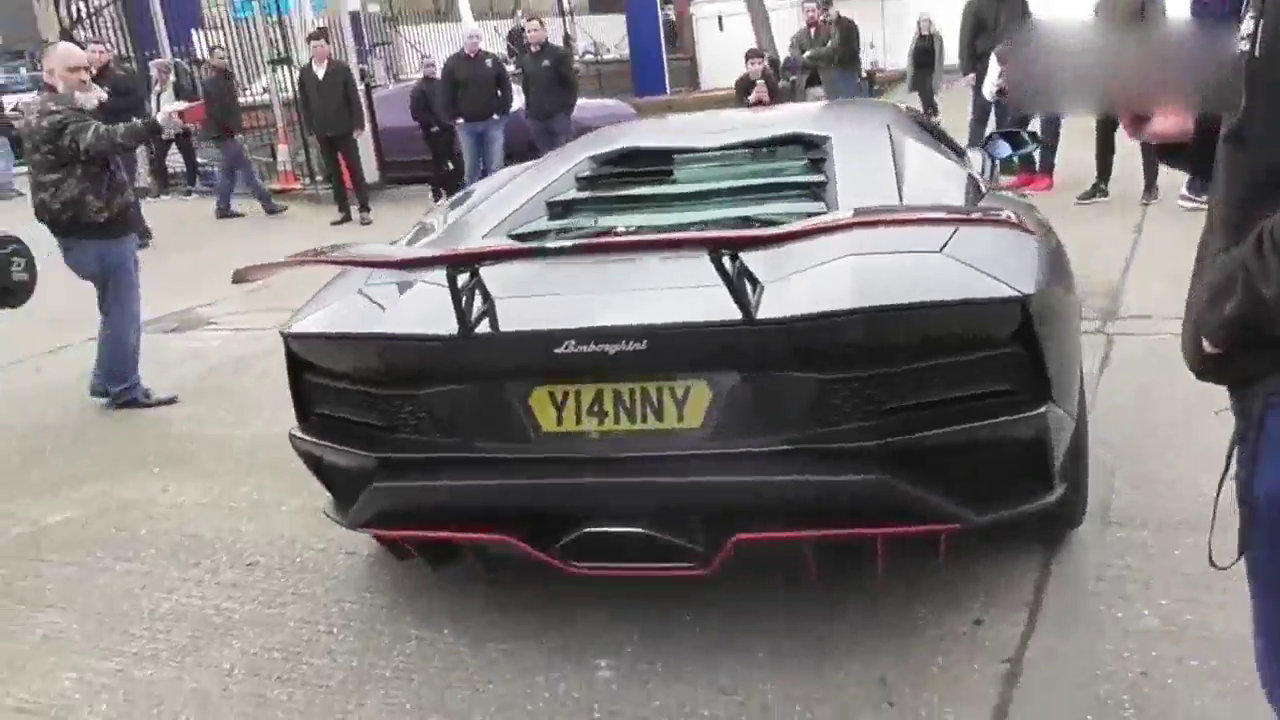 买兰博基尼就干这活？看到迈凯伦那一刻，才知道什么叫跑车艺术