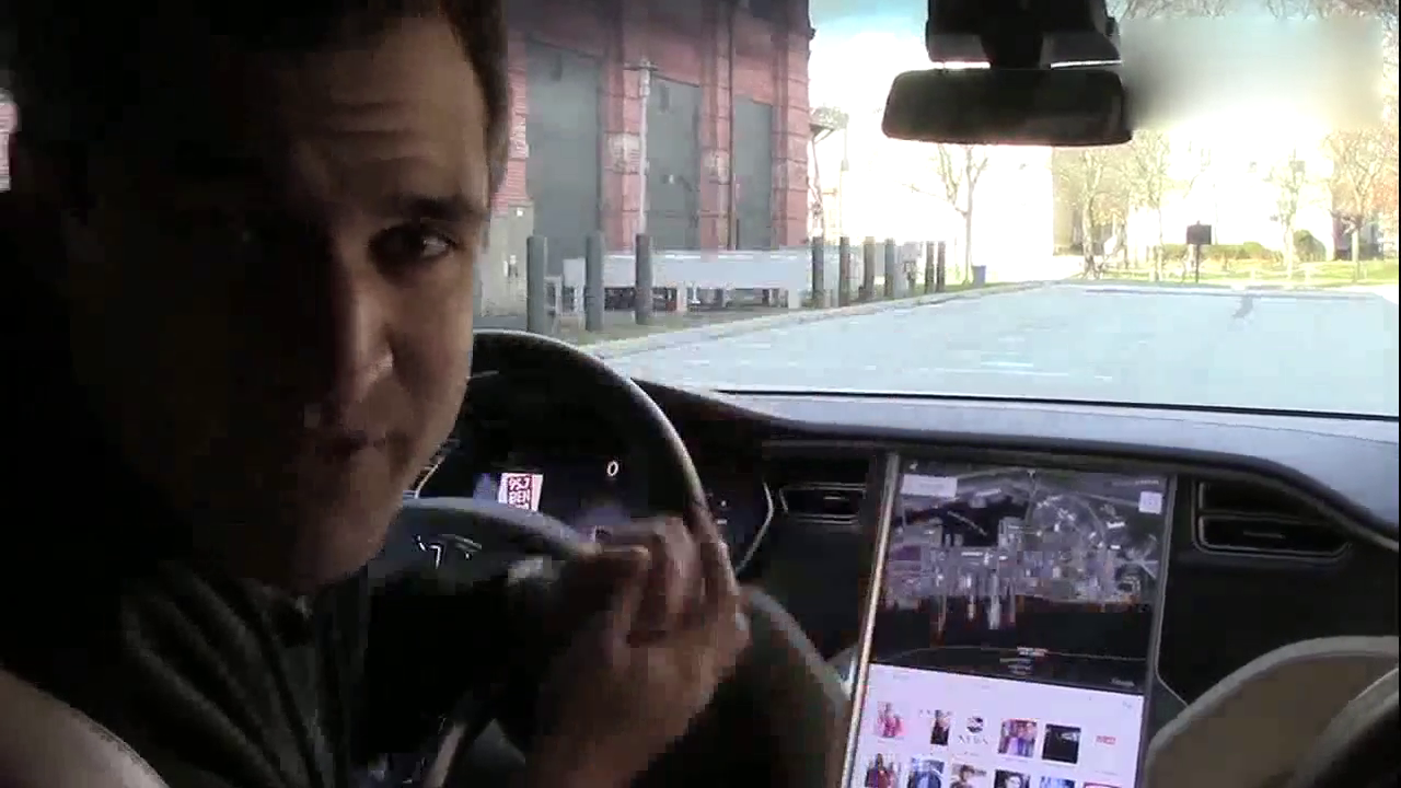 特斯拉电动跑车凭什么卖这么贵，看看它霸气的超大显示屏就知道了