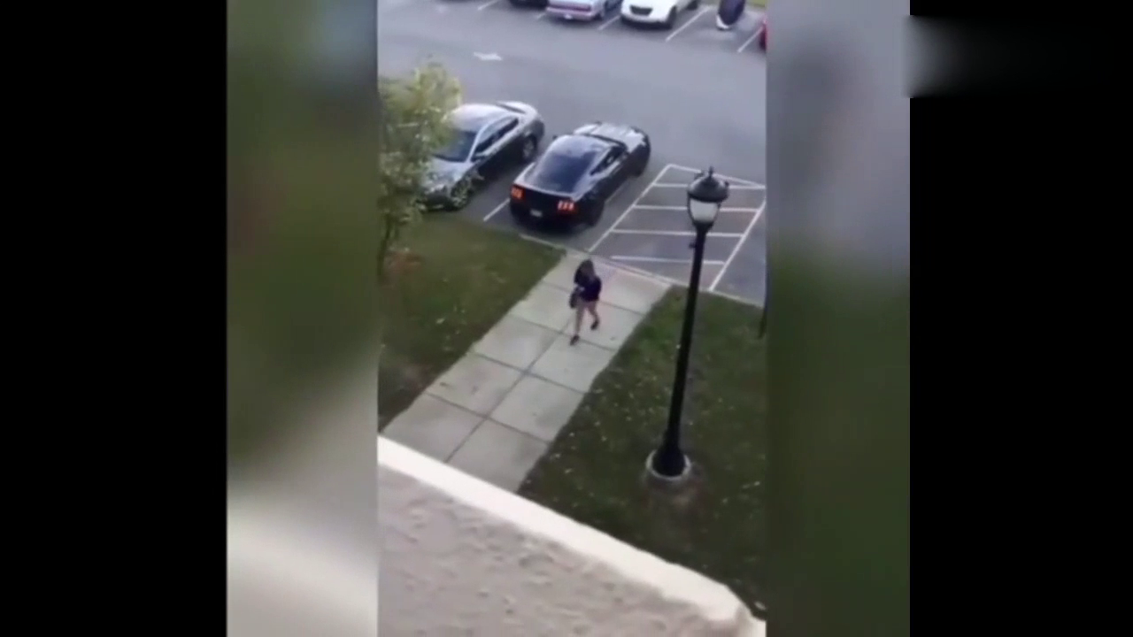 美女路过跑车旁边时，突然出现这一幕可把美女吓的不轻！