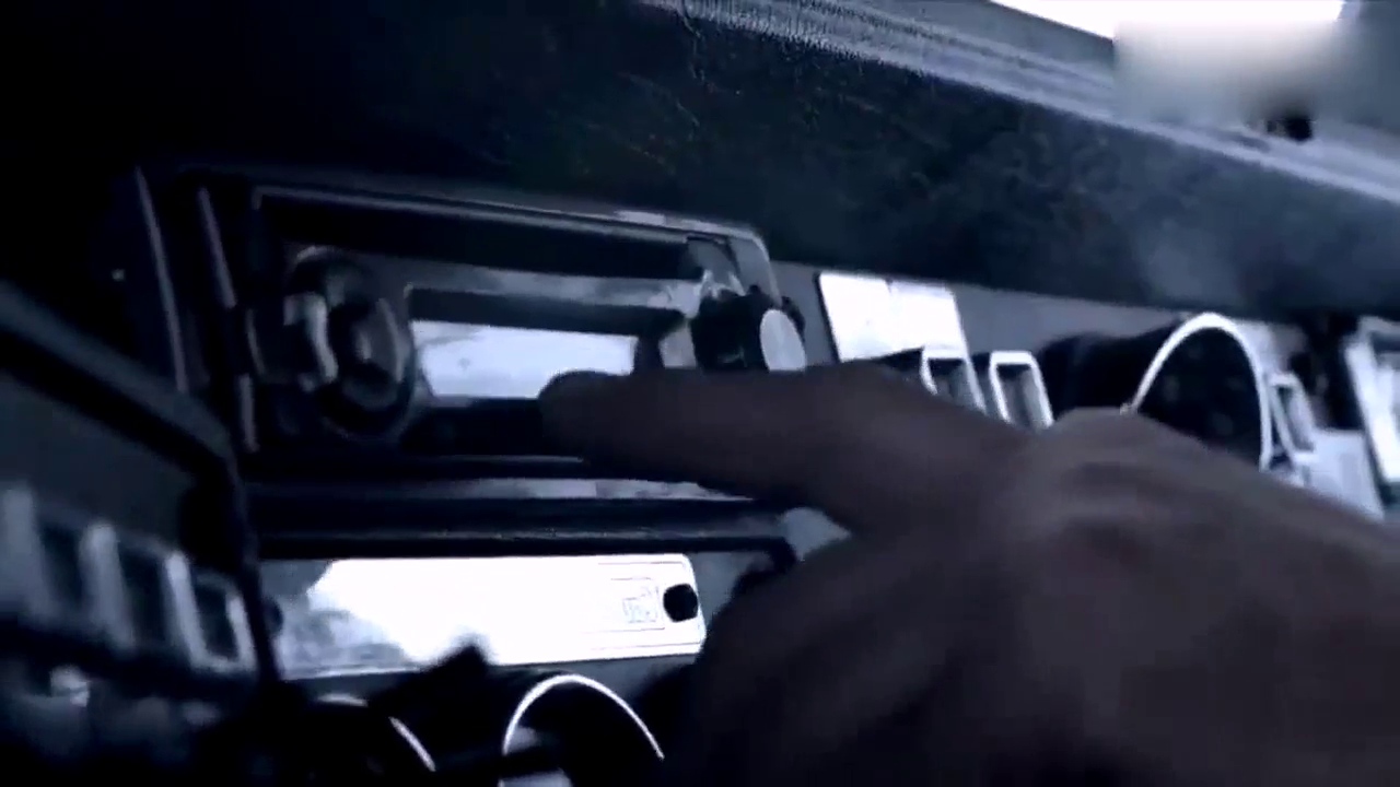 卡车雪地上坡失控后果很严重，场面堪比美国大片