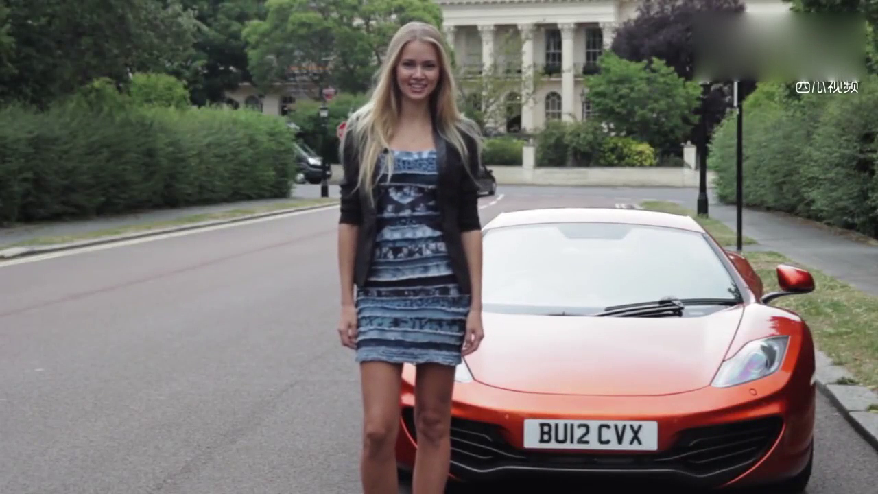 女子穿高跟鞋驾驶400万的迈凯轮跑车，我也是醉了