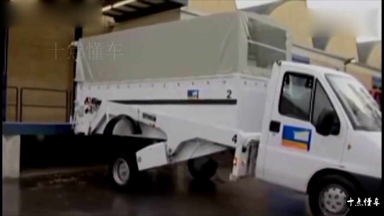 卡车还能这样变形 翻斗卡车视频