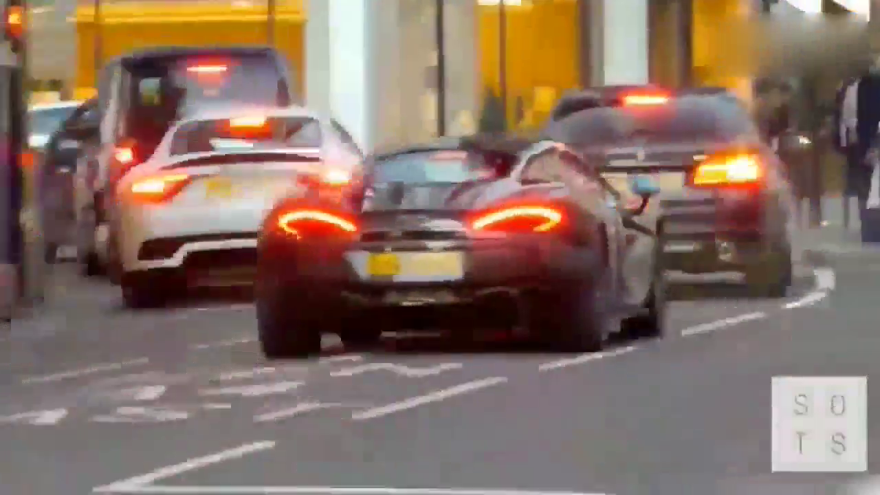 玛莎拉蒂和迈凯伦转弯撞到了出租车，看到车头竟然一点也不心疼